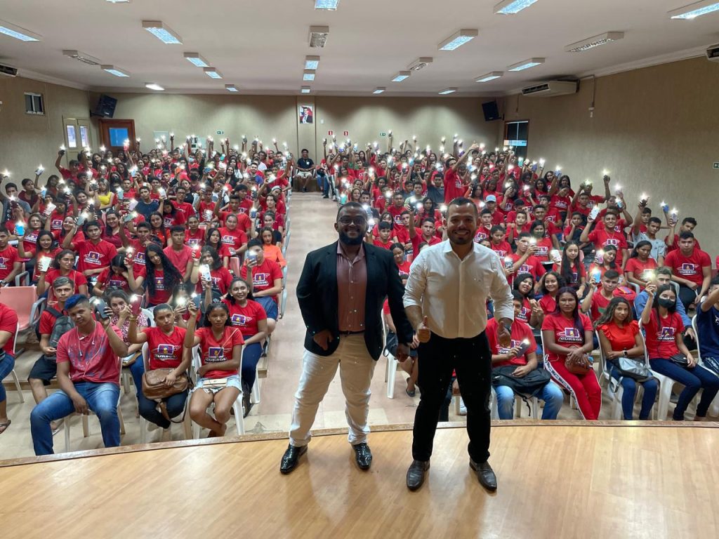 Alunos de {variavel1} de {variavel2} {variavel3}